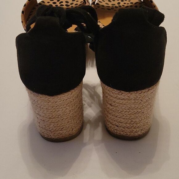 QUPID ANIMAL PRINT DESIGN PLASFORM WEDGE OPEN TOE SANDAL - Picture 10 of 14